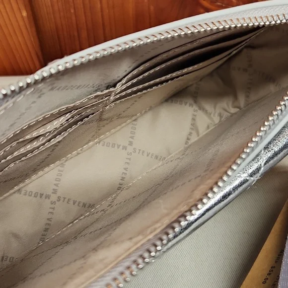 Steve Madden Silver Larger Wristlet NWT - Picture 4 of 4